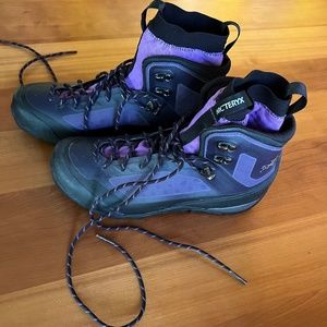 Arc'teryx Bora Mid Gore-Tex Women's Hiking Boots size 9.5